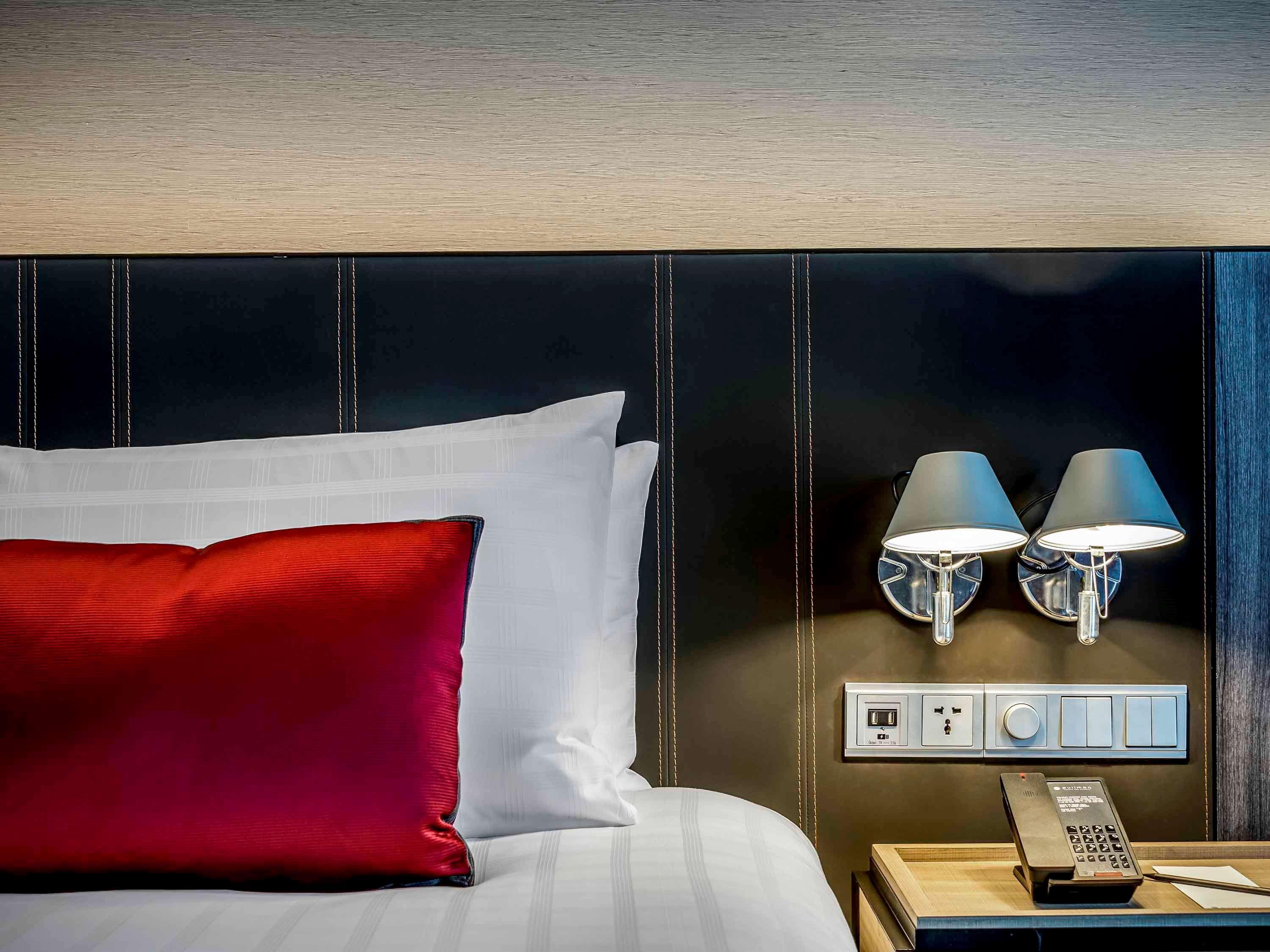 Hotel Pullman Bangkok King Power Zewnętrze zdjęcie A bed with a red pillow