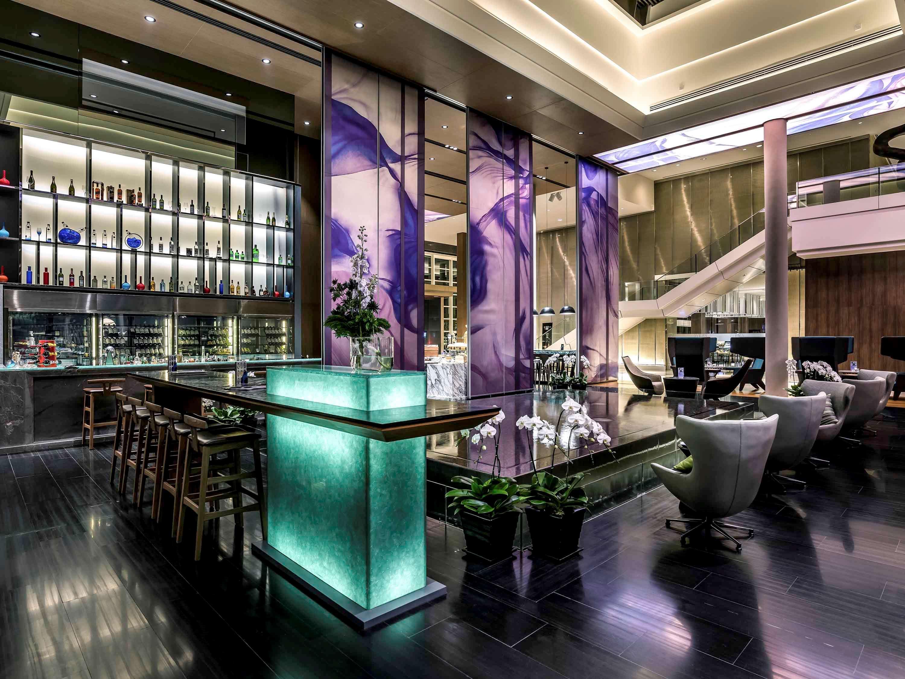 Hotel Pullman Bangkok King Power Zewnętrze zdjęcie The bar at the lobby