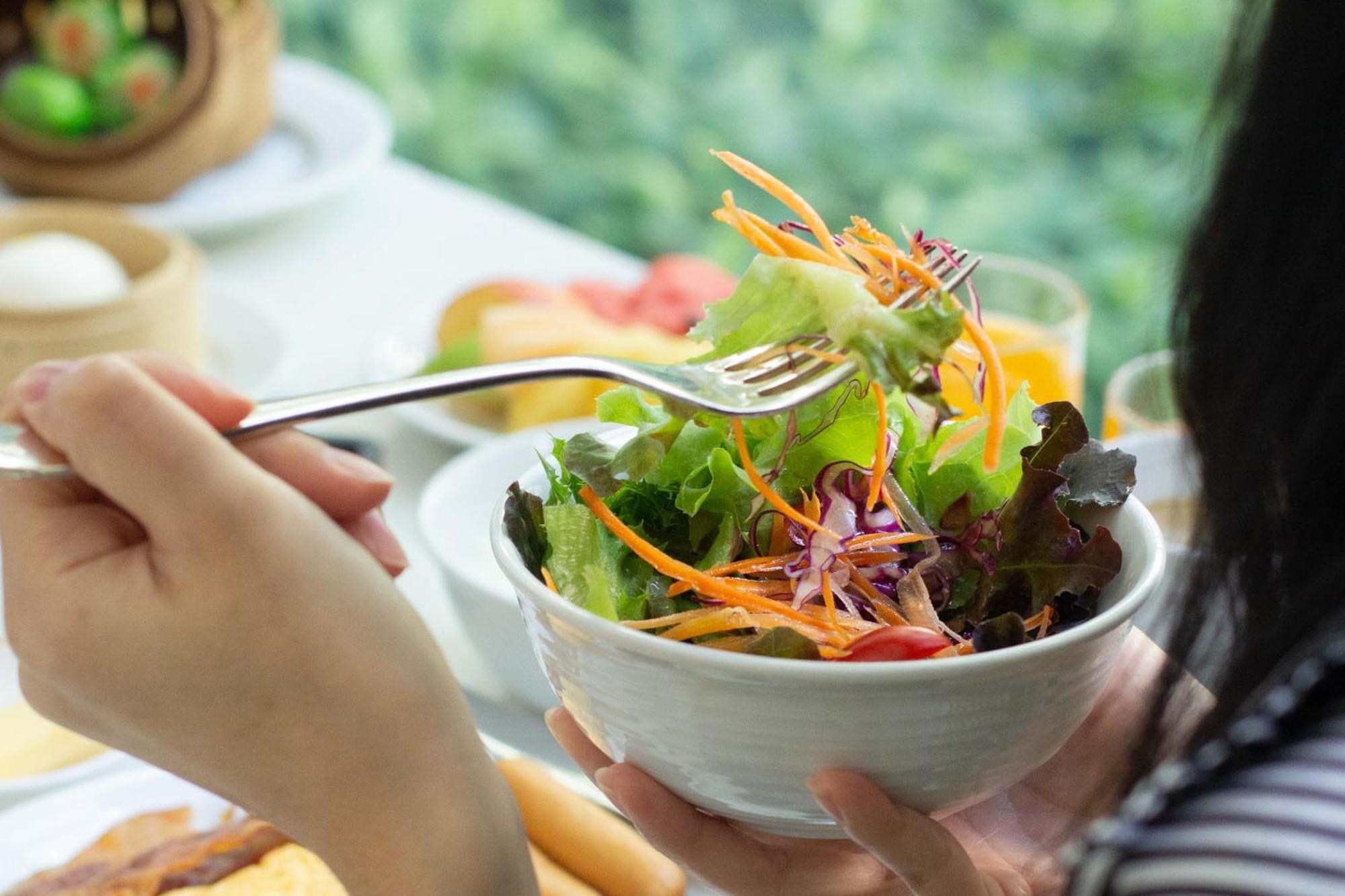 Hotel Pullman Bangkok King Power Zewnętrze zdjęcie A woman eating a salad