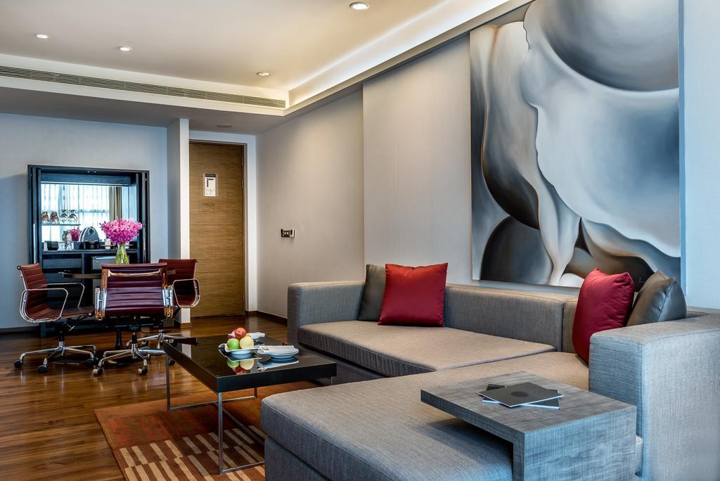 Hotel Pullman Bangkok King Power Zewnętrze zdjęcie A living room in a suite at the hotel