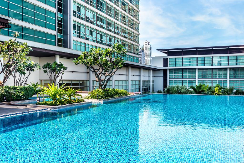 Hotel Pullman Bangkok King Power Zewnętrze zdjęcie The swimming pool at the hotel